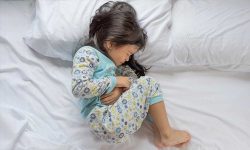 bambina a letto con nausea
